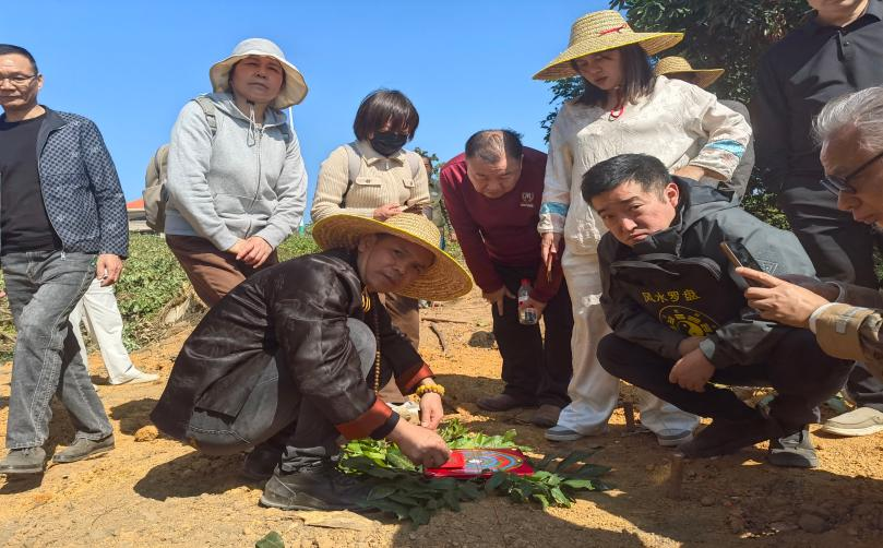 觅明师迁祖墓，四年翻身成大企业家